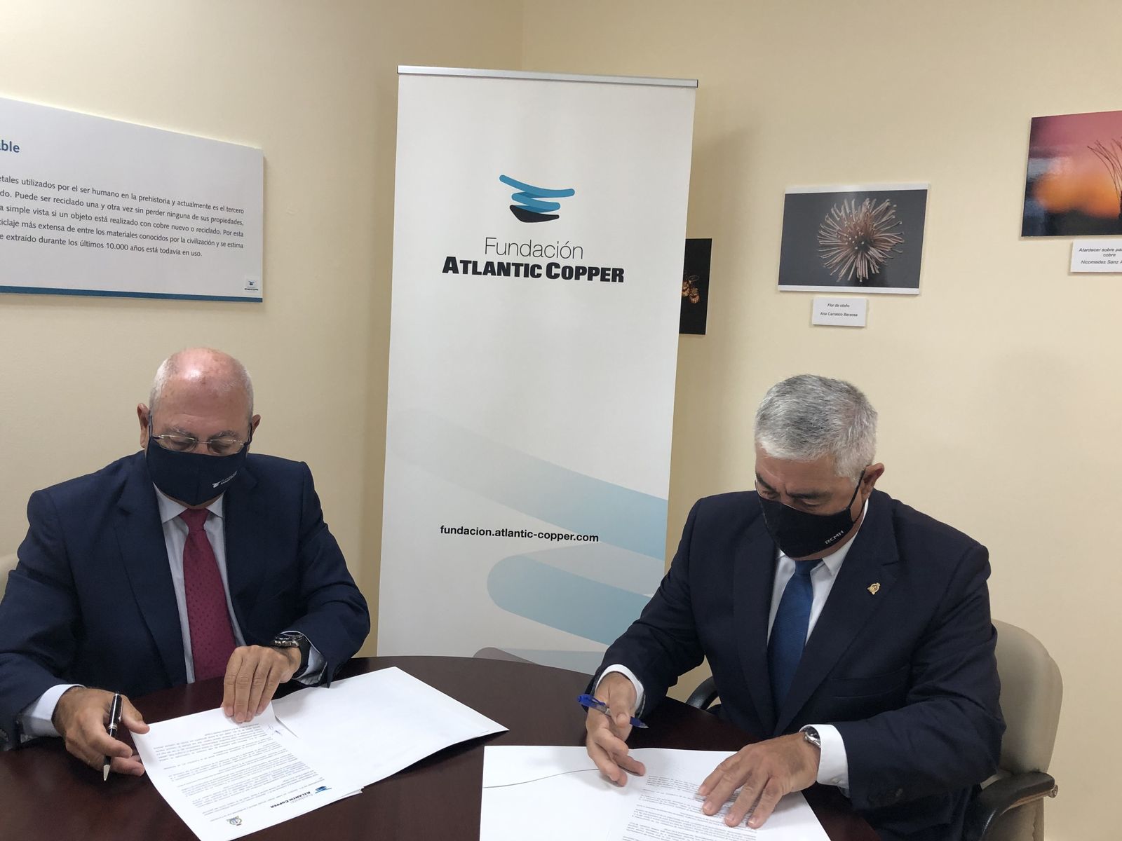 Un momento de la firma, en la sede de la Fundación Atlantic Copper.