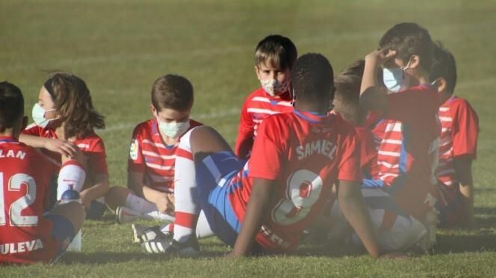 Jugadores de la cantera sobre el césped.