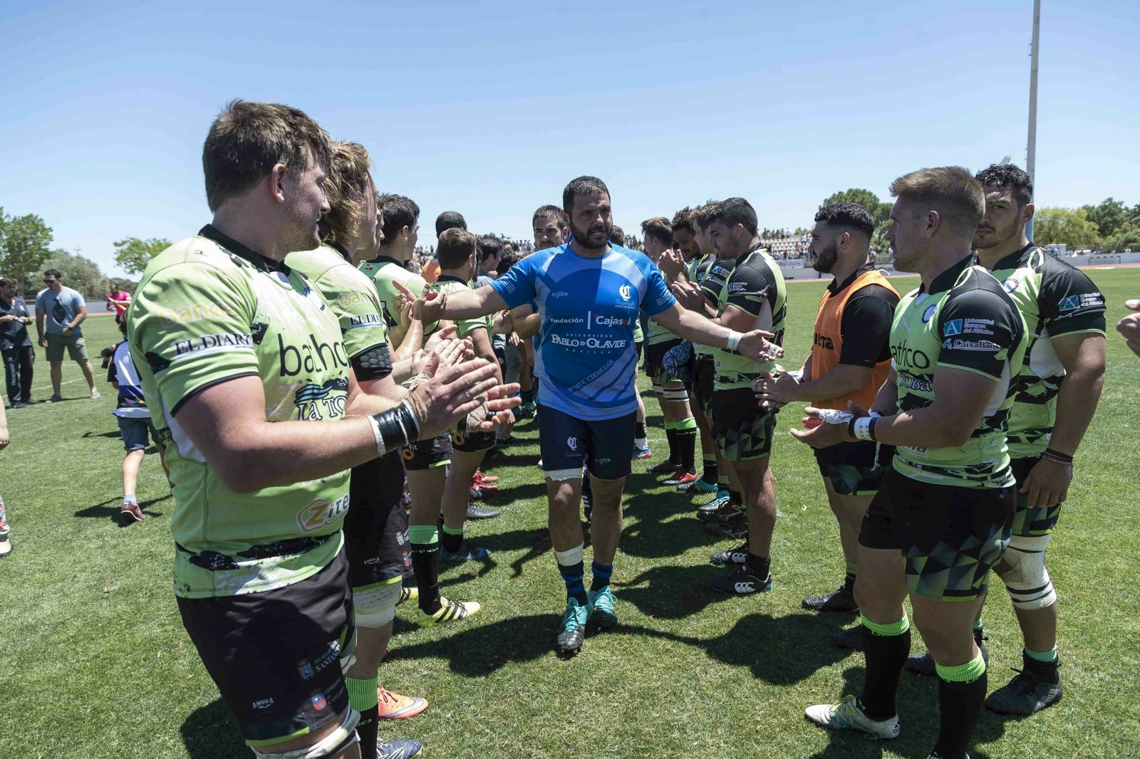 Los jugadores del Bathco hacen el pasillo de campeón al Ciencias.