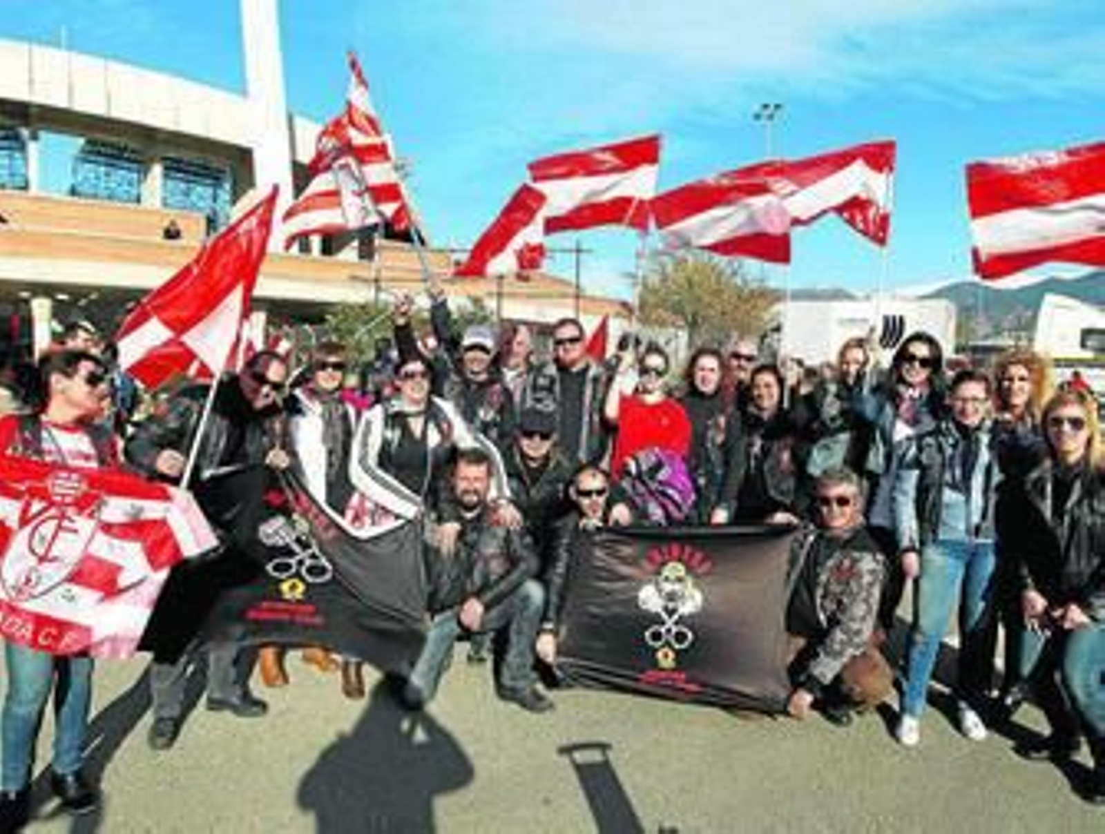 Muchos de los moteros que acompañaron al Granada posan ante el estadio de Los Cármenes.