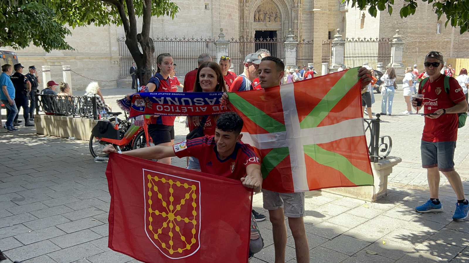 Búscate en la galería gráfica de las aficiones de Osasuna y Real Madrid en Sevilla