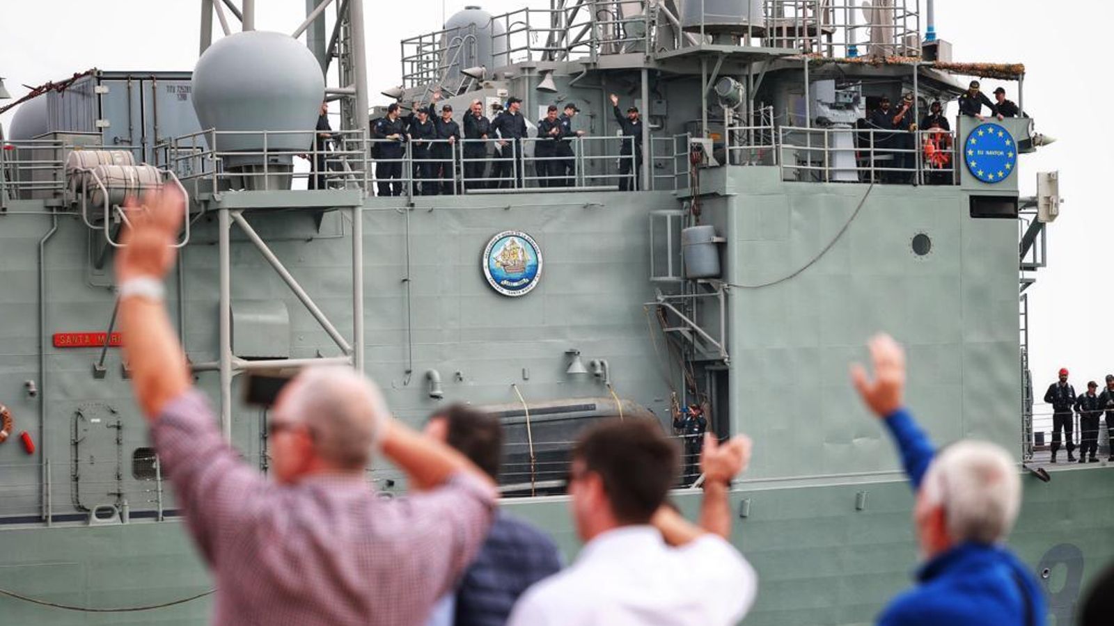 La fragata sale entre los saludos de dotación y familiares.