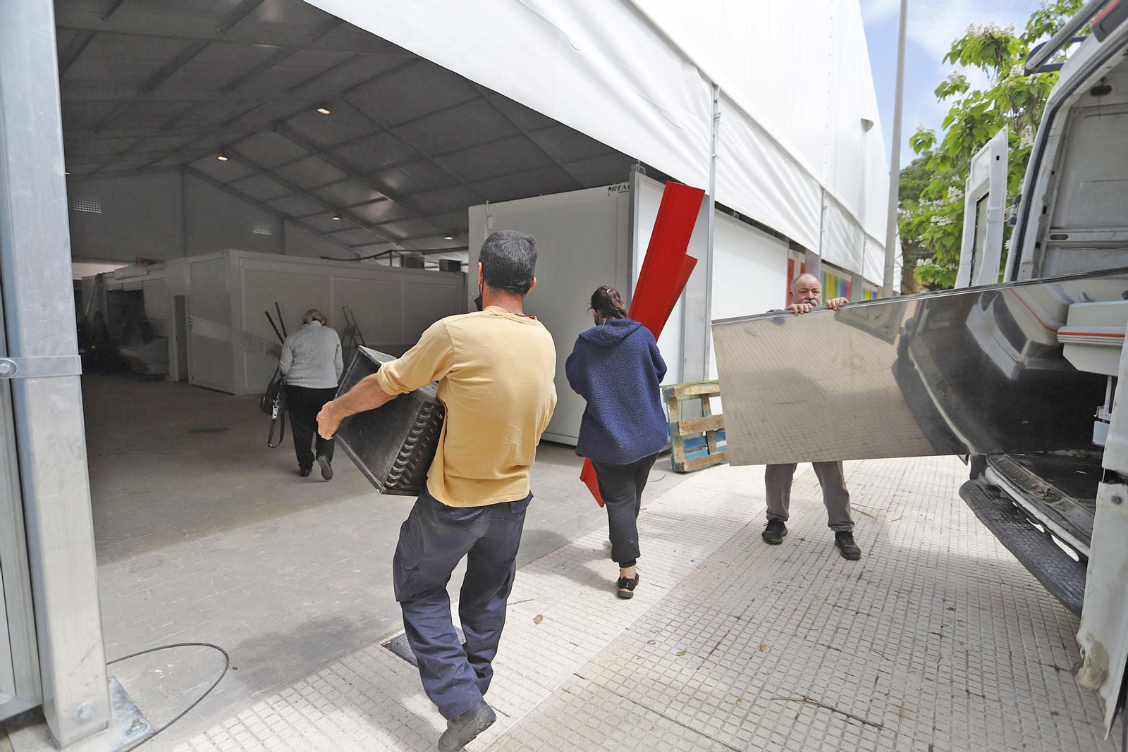 Traslado de los detallistas al provisional mercado de San Sebastián Traslado de los detallistas al provisional mercado de San Sebastián