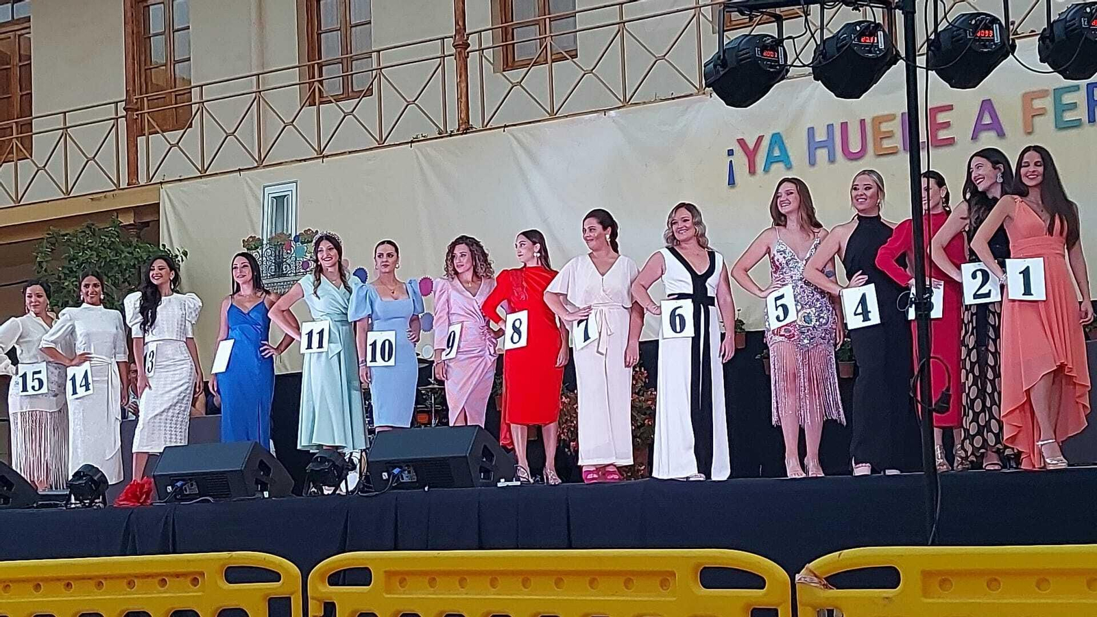 La corte juvenil, con Paula Quirós (14) como reina.