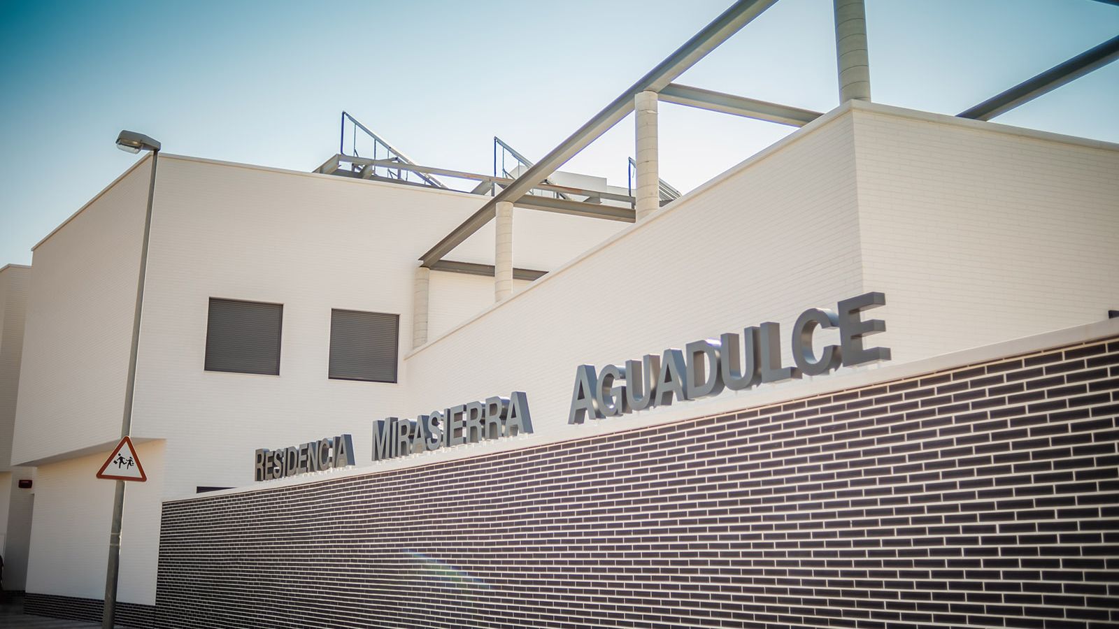 Vista parcial del exterior del centro.