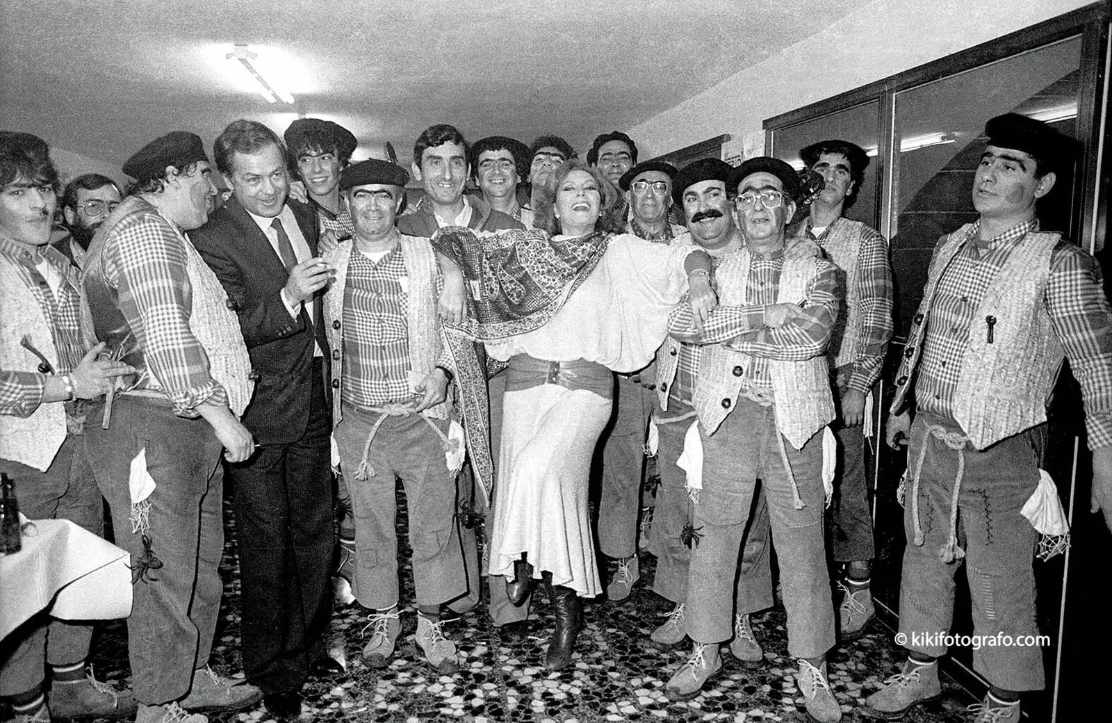 ‘Los brutos secos’ en el Teatro Falla junto a Rocío Jurado, pregonera en ese 1985, y su marido Pedro Carrasco.