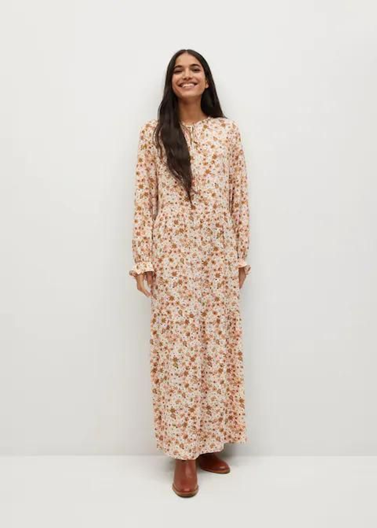 Vestido de flores estilo boho de Mango.