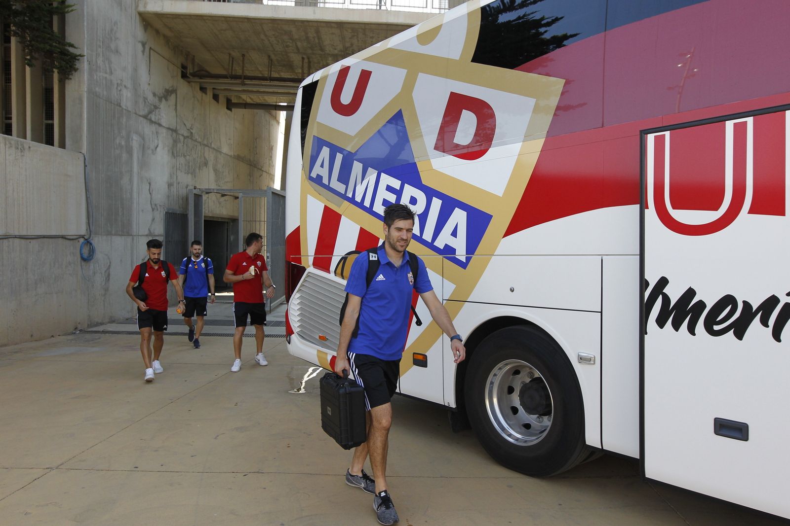 Fotogalería salida jugadores U.D. Almería con destino San Pedro del Pinatar