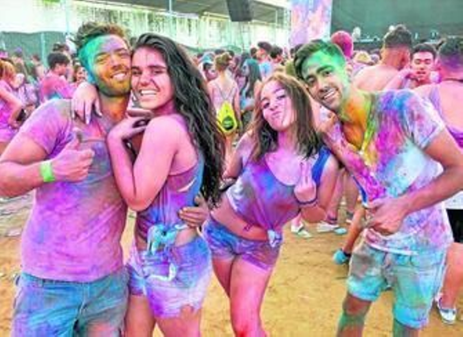 Los jóvenes estuvieron bailando durante más de diez horas bañados en polvos de colores. La iniciativa, ya se probó hace unos meses en Granada en la llamada Holi Run, un evento con el que la capital intentó promover actividades de ocio para los jóvenes que no fueran beber en el botellódromo. /Fotos: P. C.