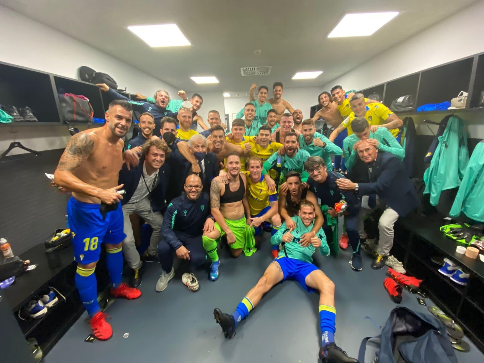 La foto de familia del Cádiz en el vestuario de Balaídos tras la victoria ante el Celta.