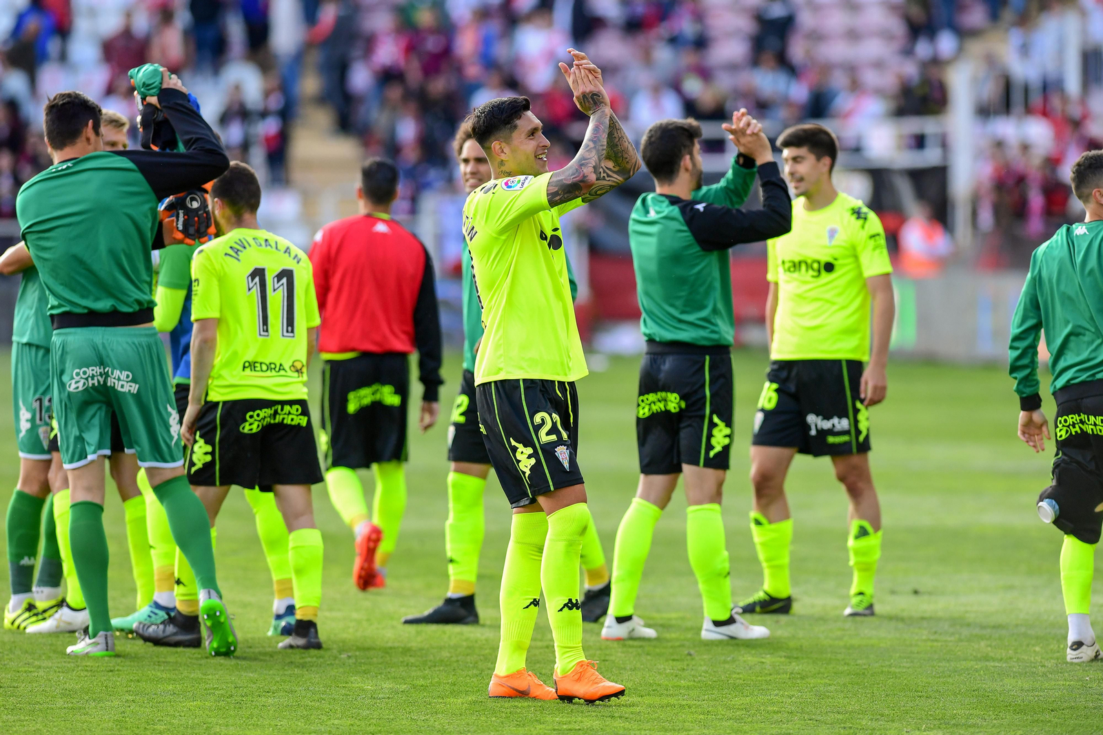 El Córdoba CF celebra su victoria con los desplazados en Vallecas.