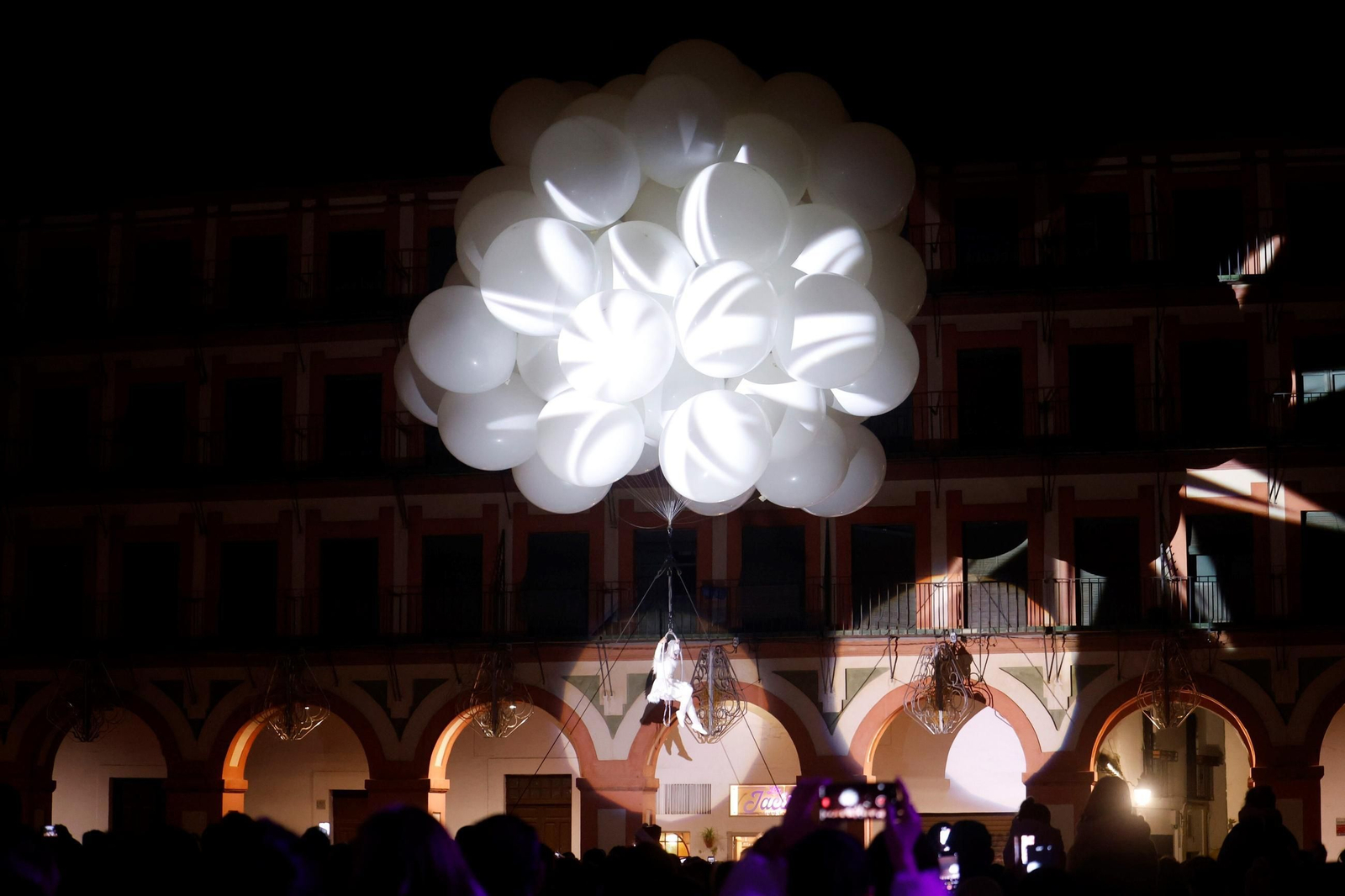 Una bailarina en un espectáculo de danza aérea en La Corredera