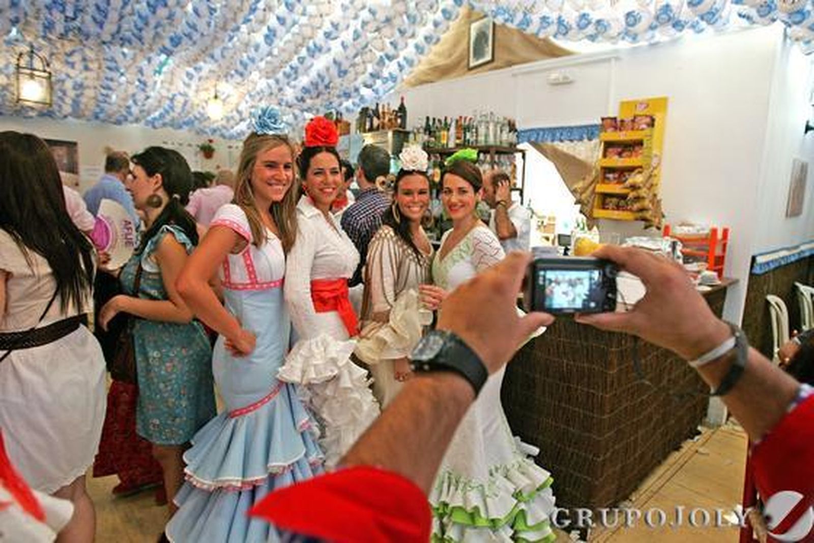 Un grupo de amigas no pierden la oportunidad de ser fotografiadas en la caseta en el día de las mujeres.

Foto: Pascual