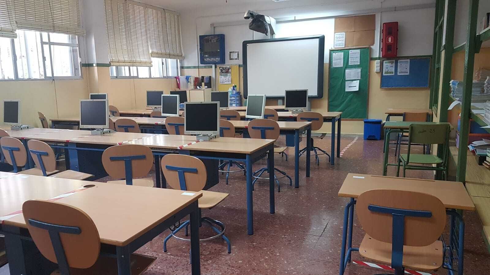 Una de las aulas que sigue prácticamente vacía de alumnos este martes en el CEIP Arco Iris.