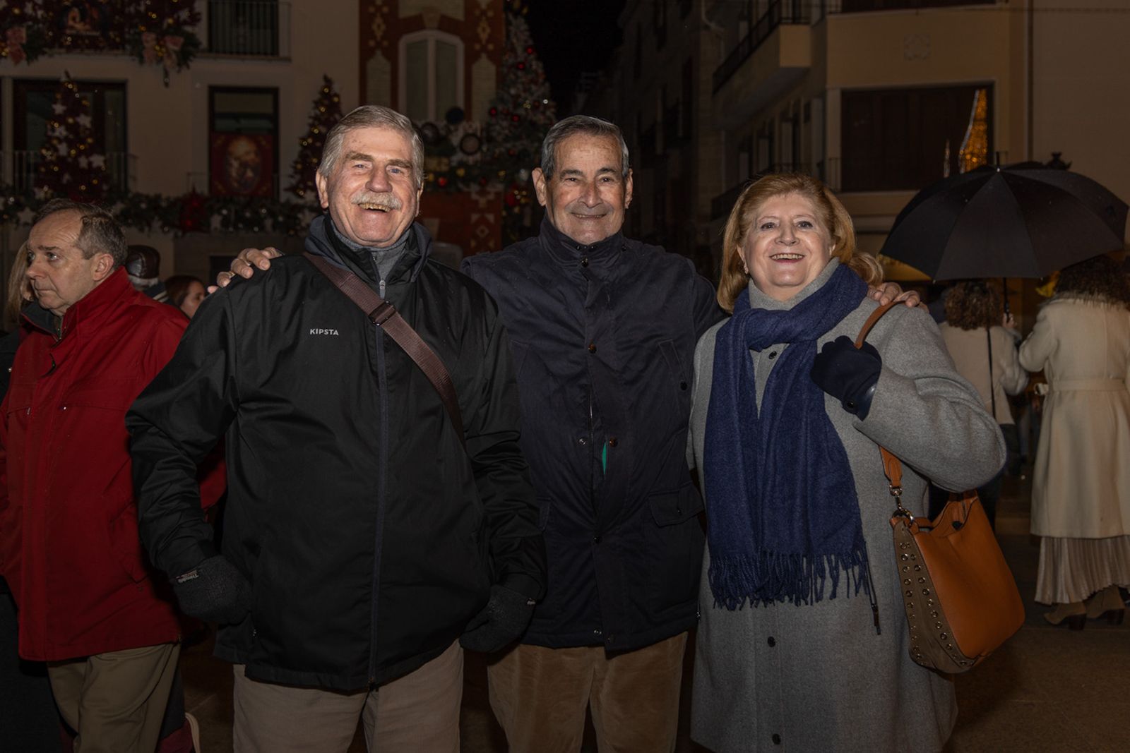 Los jiennenses disfrutan del centro de la ciudad, rodeados de un ambiente navideño
