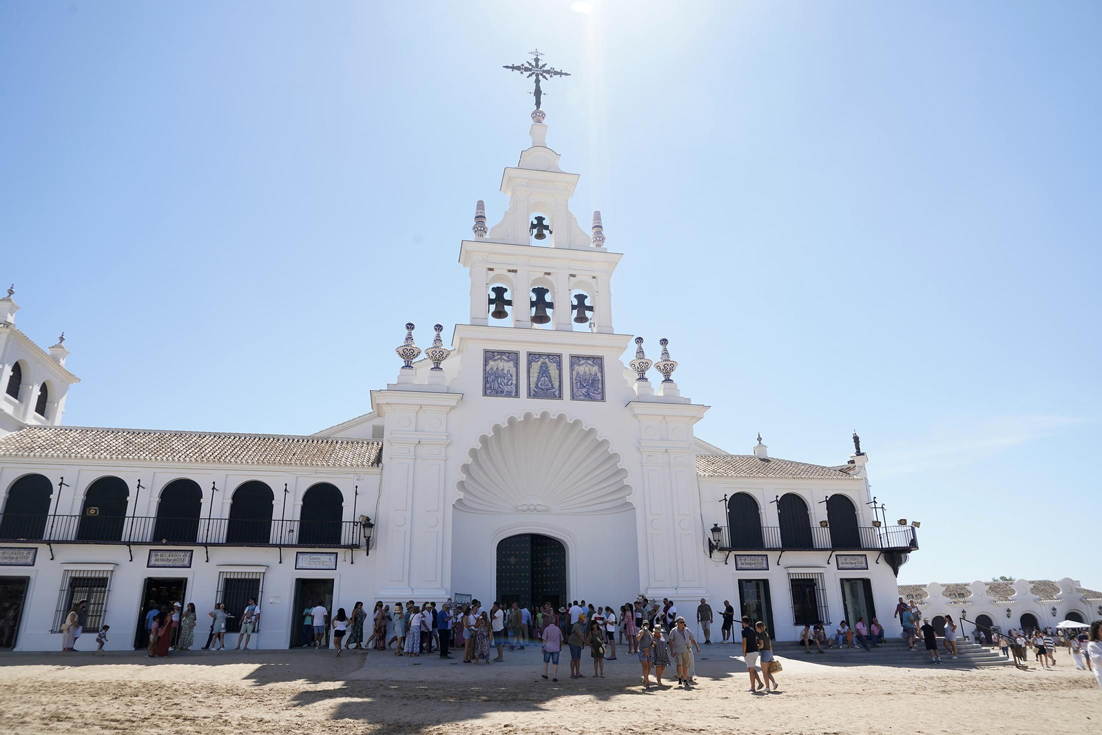 Imágenes del ambiente en la aldea durante el domingo de Rocío Chico
