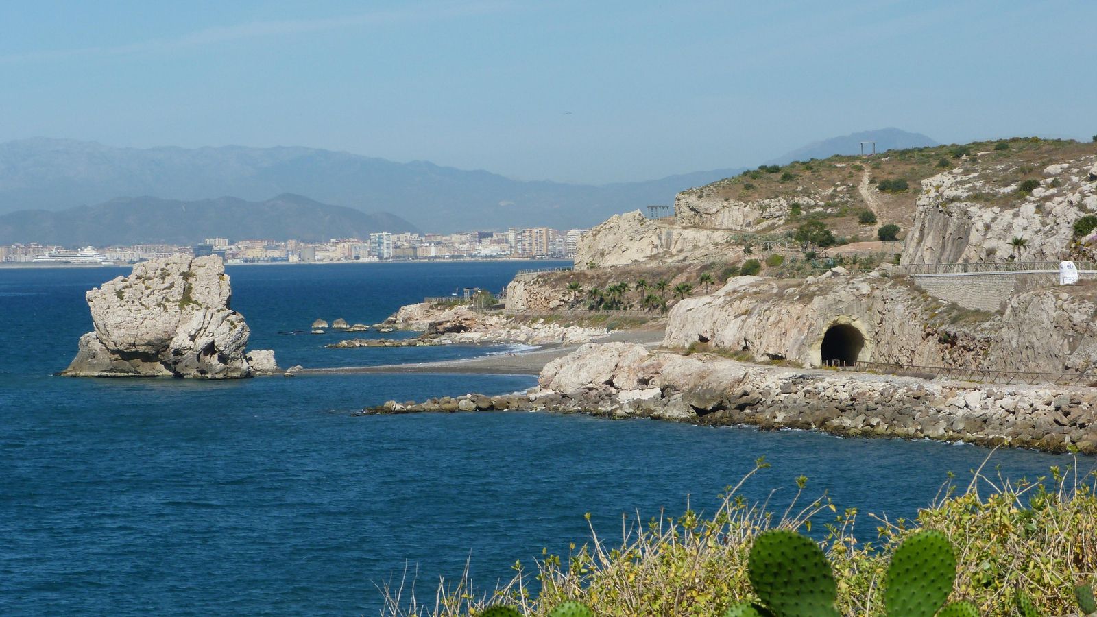 El cantal de la Araña y el Peñon del Cuervo forman un paisaje precioso.
