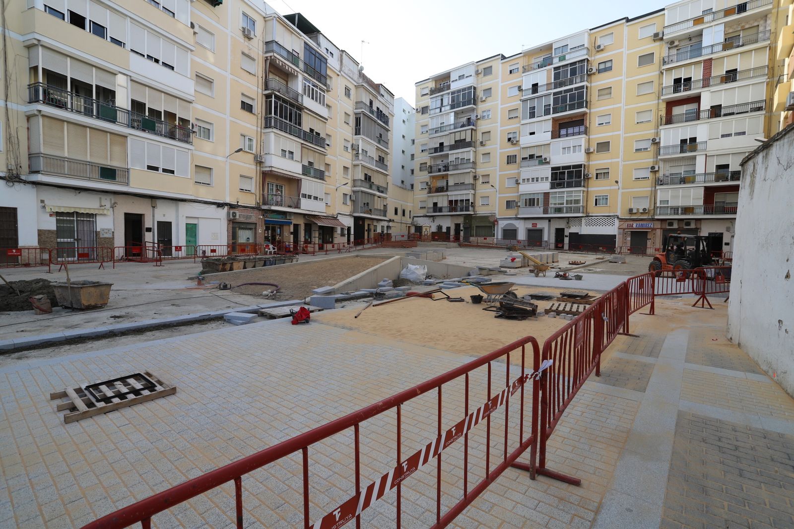 Las obras de peatonalización de la Plaza de Los Dolores, en imágenes