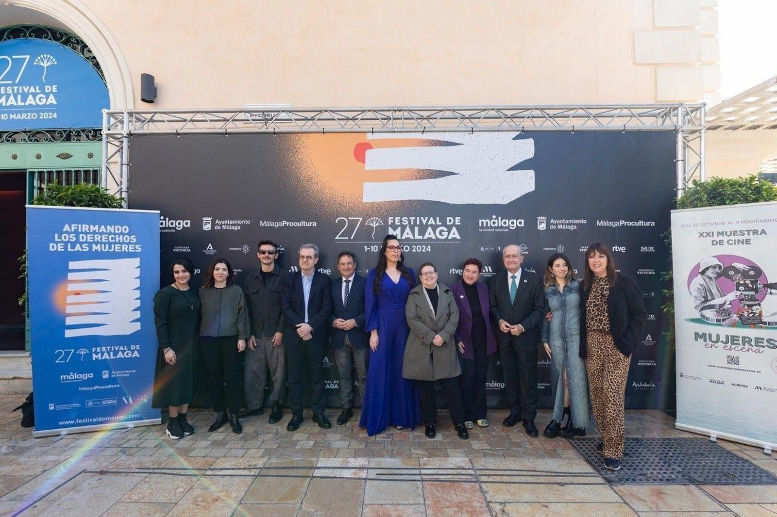 Foto de familia durante la entrega de las biznagas.