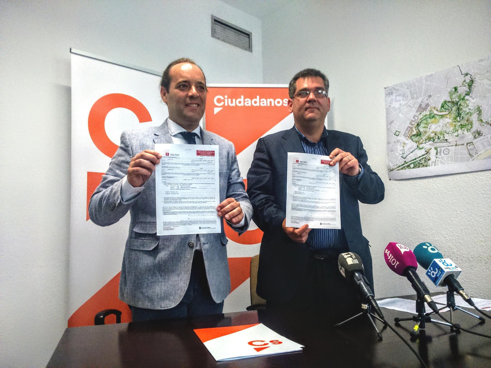 Juan Cassá e Ignacio Villena, ayer en el consistorio.