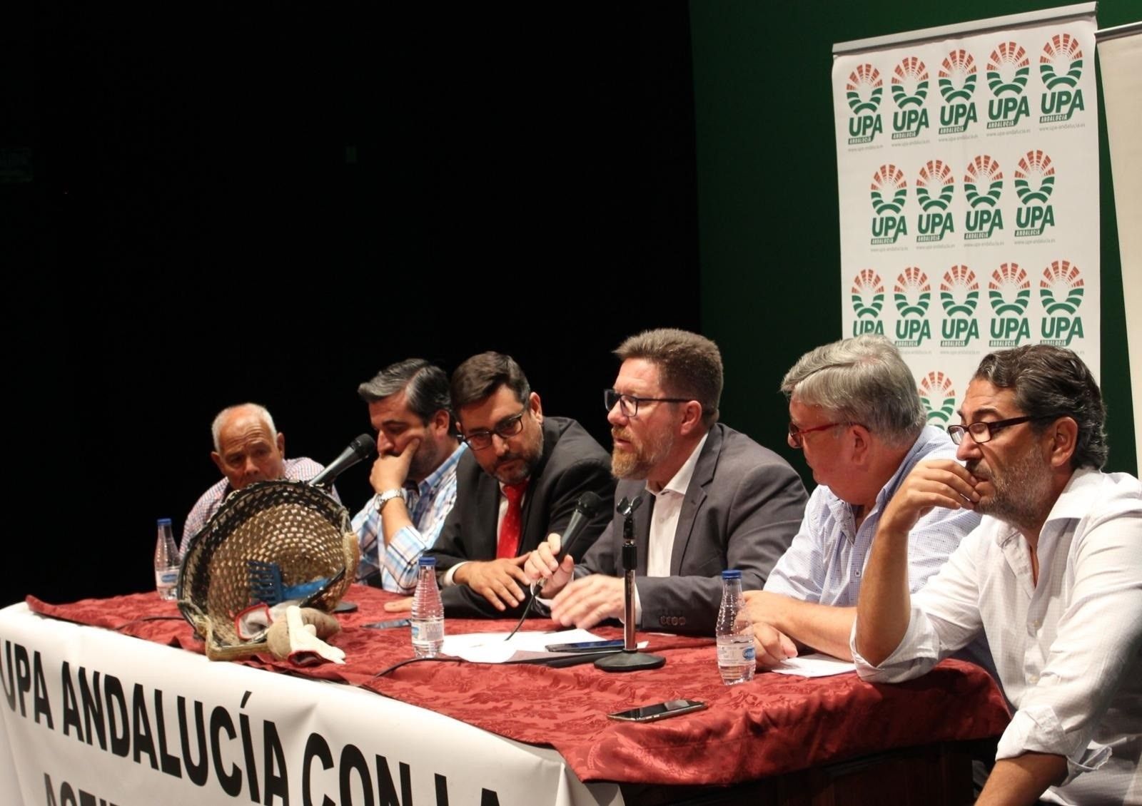 Sánchez Haro, en el centro con micrófono, durante la cita con agricultores en Utrera.