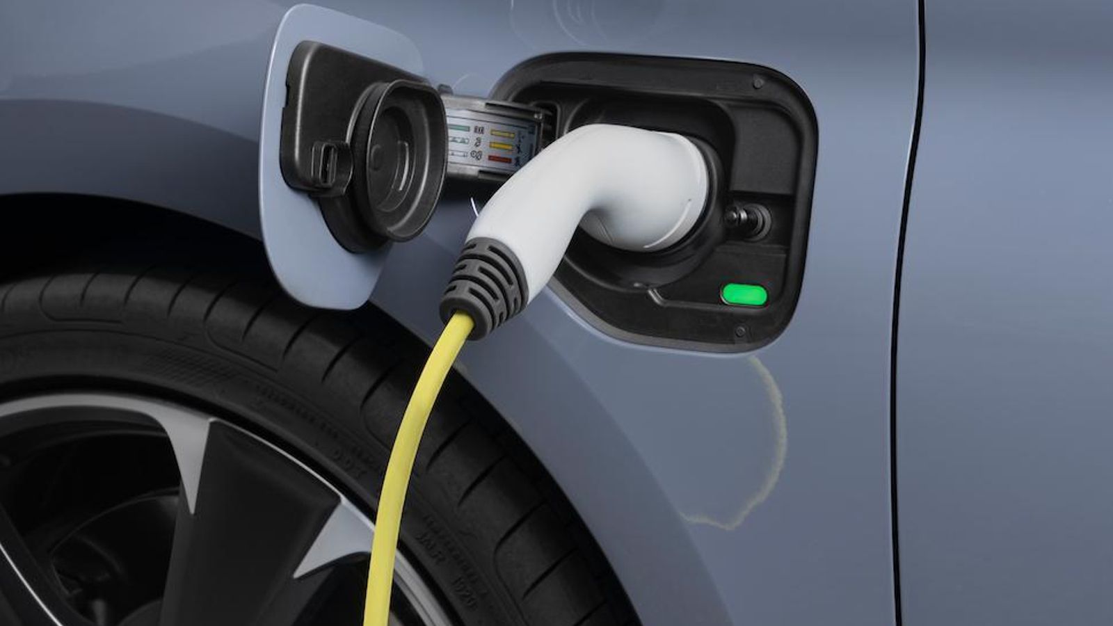 La potencia de carga con corriente alterna es de 3,6 kW. No admite corriente continua para la recarga de la batería de 13 kW.