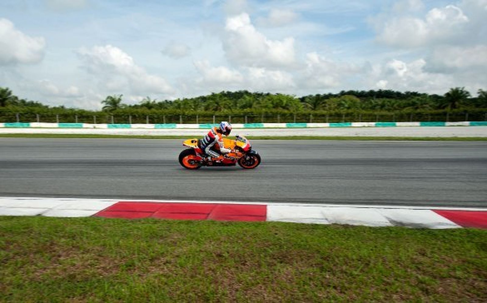 Stoner: "La moto de 1.000cc tiene más aceleración y es más divertida"