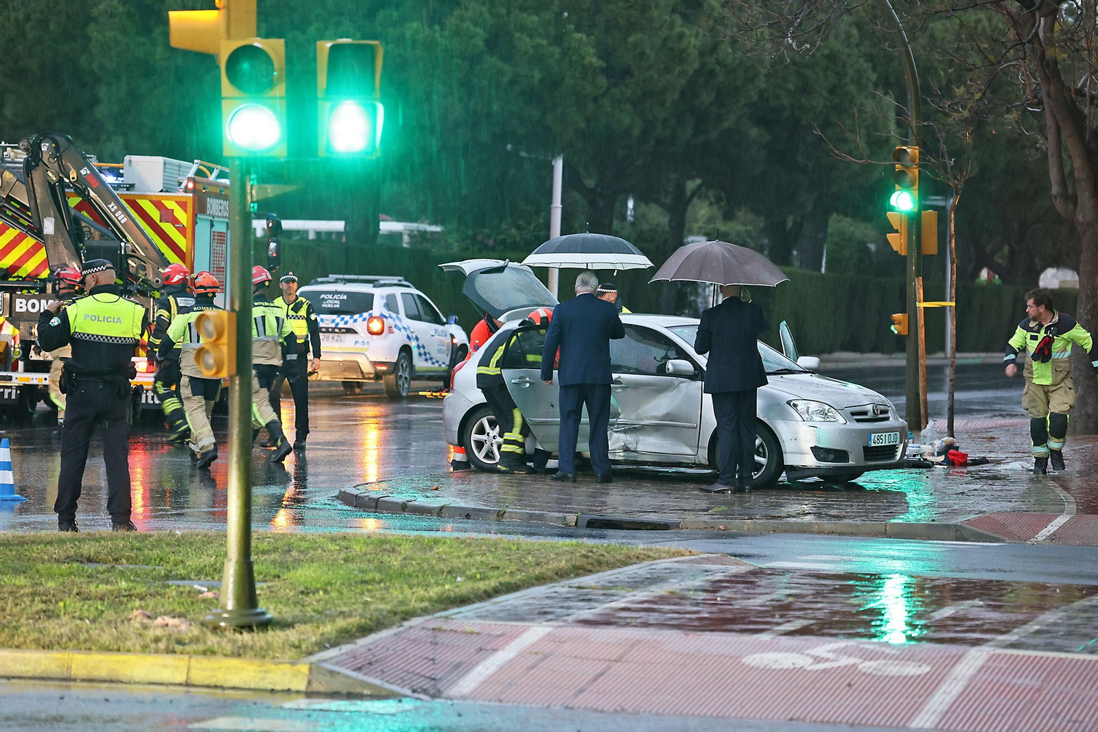 Las espectaculares imágenes del rescate de una persona en un accidente de tráfico en Huelva