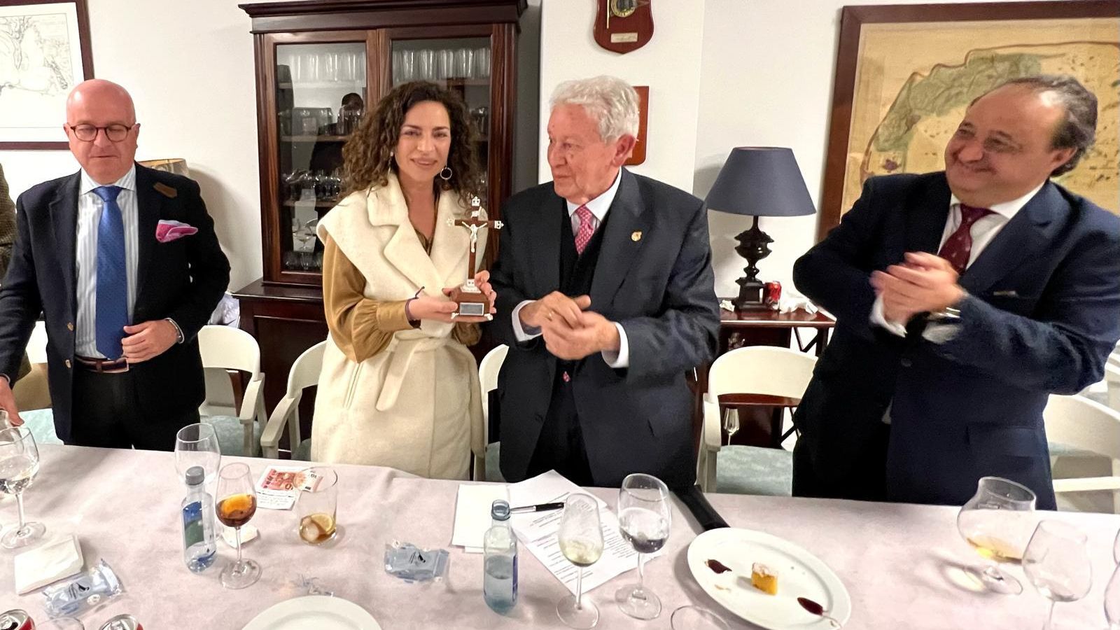 Lala Prieto, recibiendo el crucifijo de manos de Andrés Luis Cañadas, decano en activo de los pregoneros de la Semana Santa jerezana.