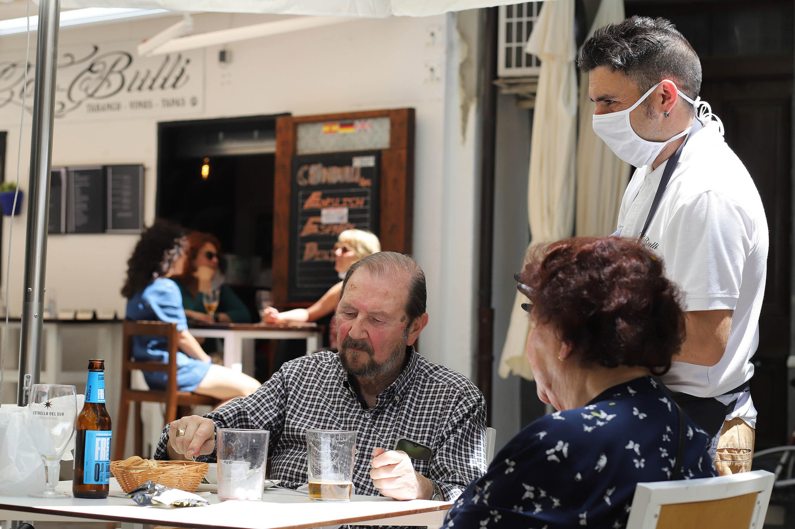 Las principales mejoras que experimentarán los ciudadanos en la fase 2 son el&nbsp;aumento del aforo de las terrazas, la&nbsp;apertura de centros comerciales, del interior de los bares, mientras que servicios religiosos y tiendas amplían su capacidad del 30 al 50%. Los locales de restauración de más de 70 metros cuadrados podrán abrir sus interiores, con un tercio de aforo y sólo con servicio en mesas. Las barras tendrán que esperar. Los centros comerciales abrirán al público con un 40% del aforo y prohibiendo la estancia de clientes en las zonas comunes.