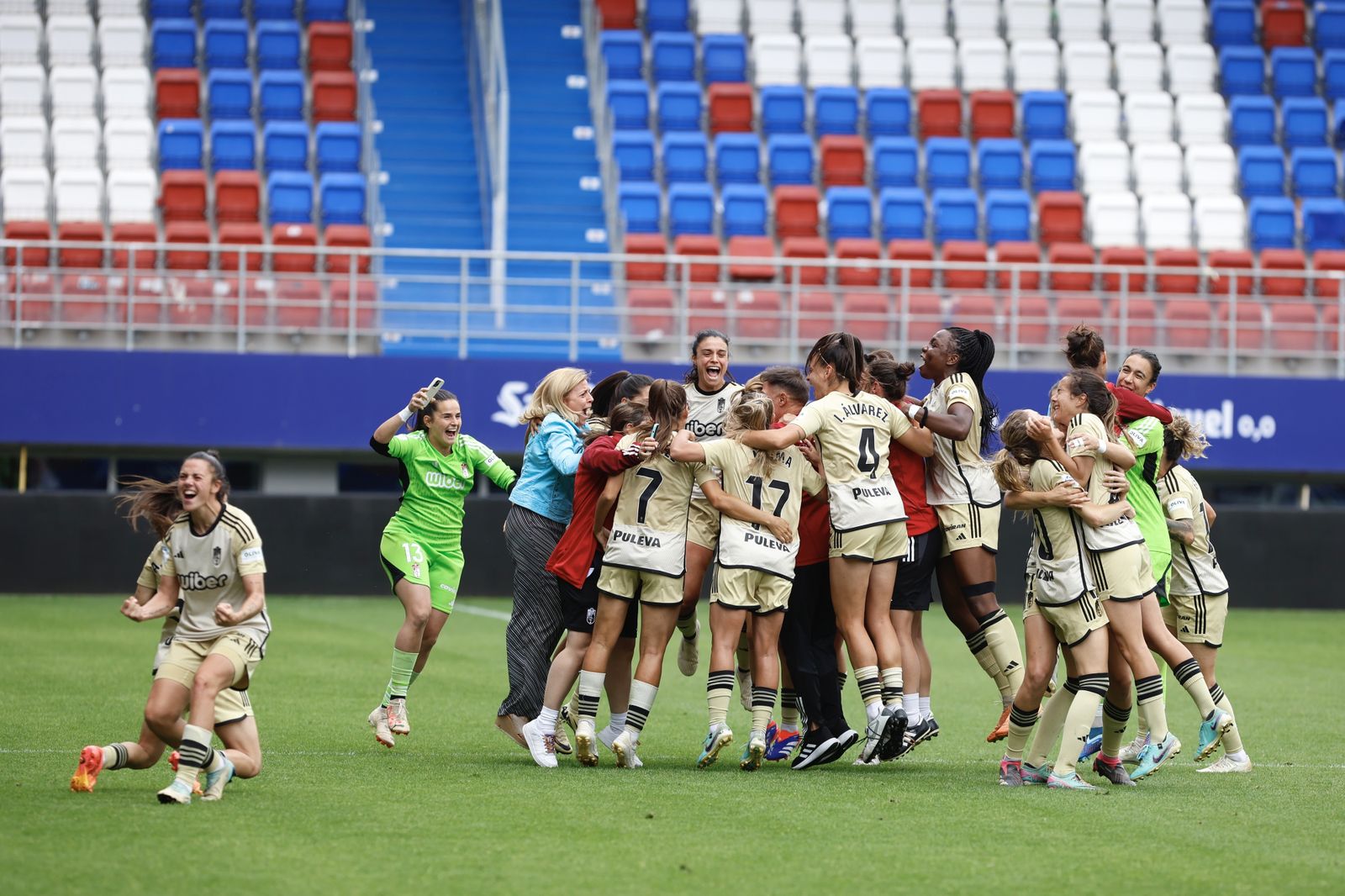 Así fue la celebración del Granada CF femenino tras su permanencia