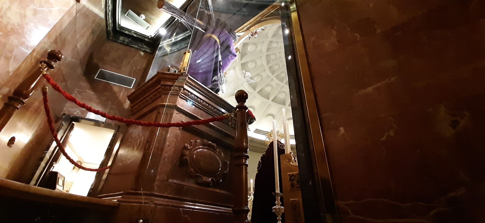 Nuestro Padre Jesús del Gran Poder acordonado en su camarín