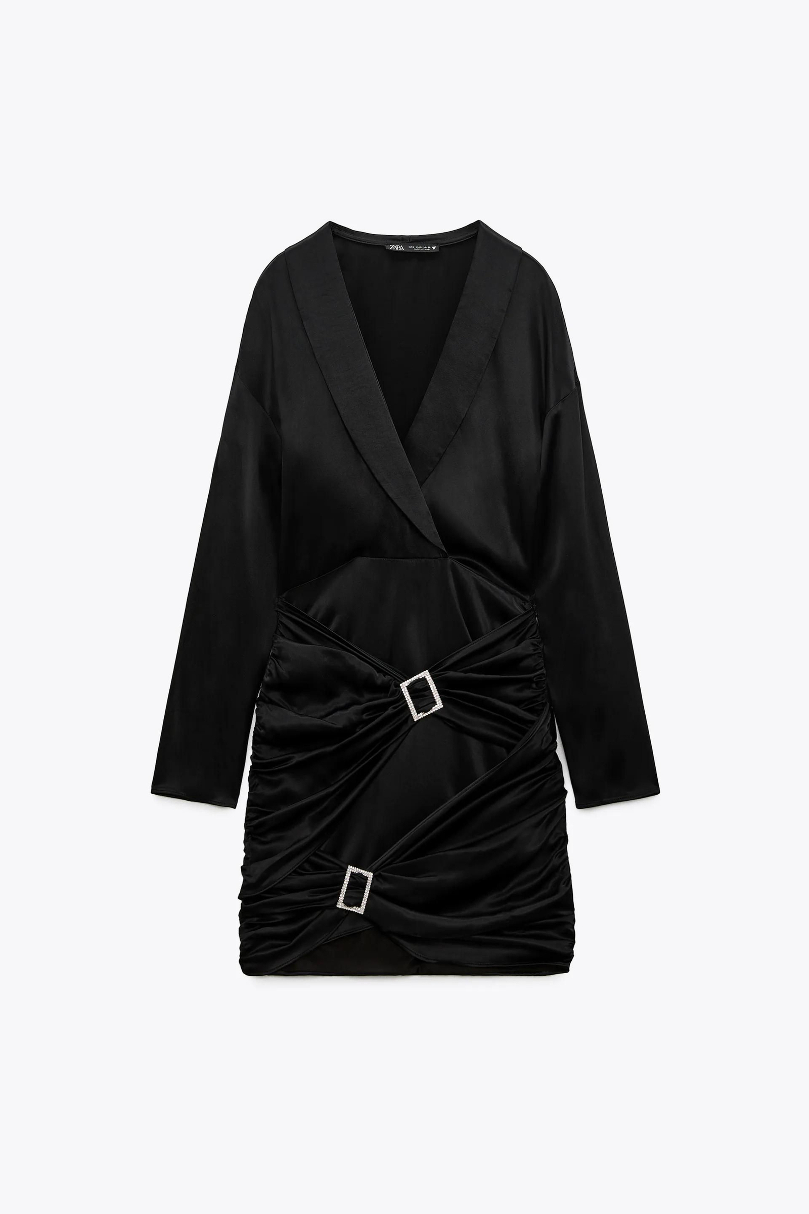 Vestido con detalles joya de Zara.