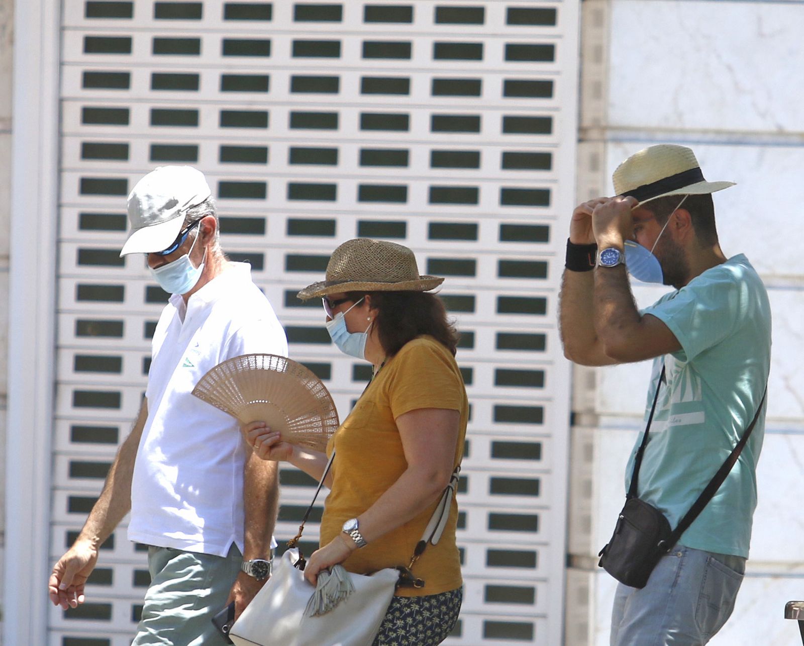 Varias personas caminan por el centro de Córdoba.