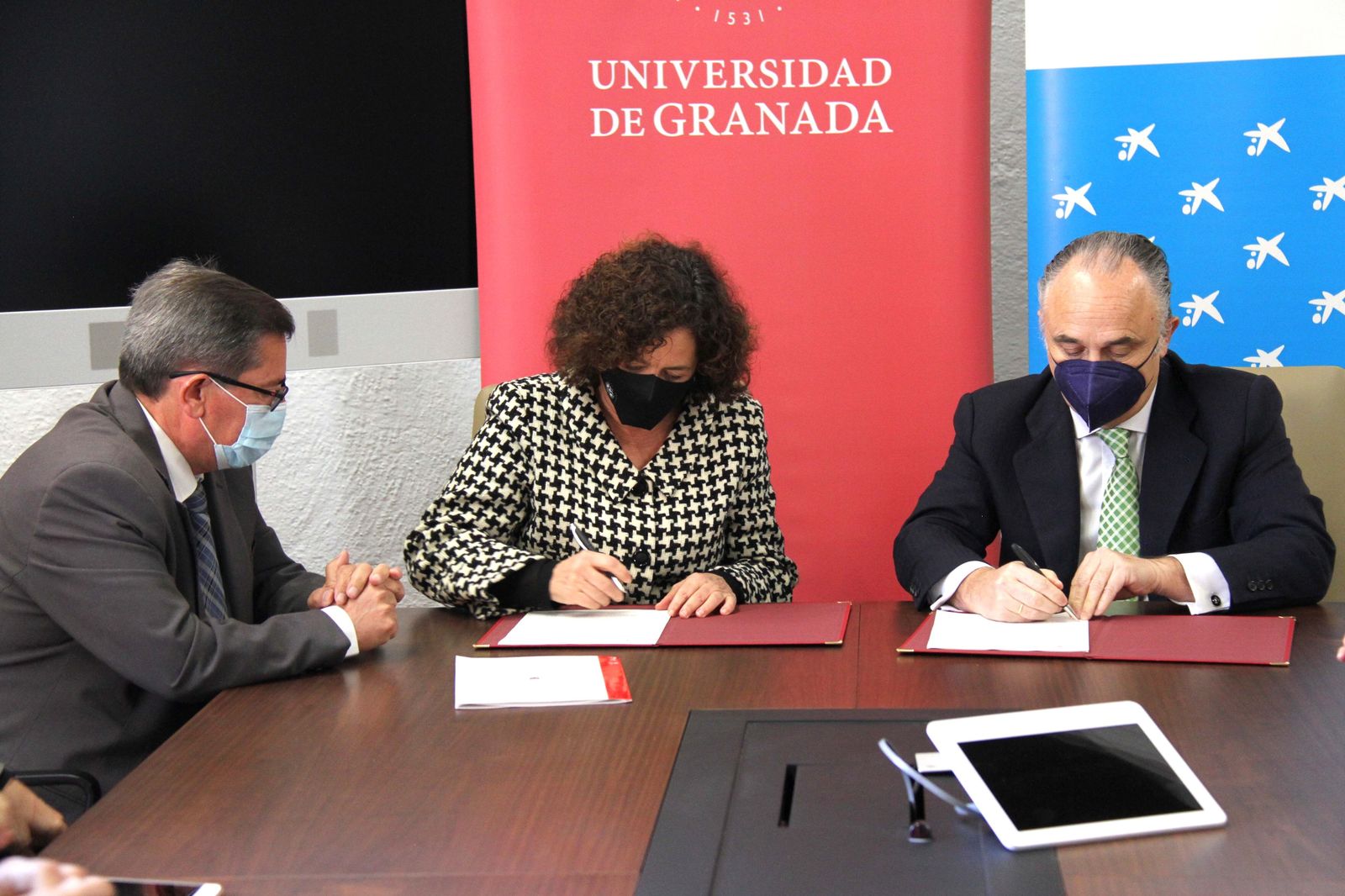 Firma del convenio entre Diputación, UGR y LaCaixa para crear el aula virtual para mayores.