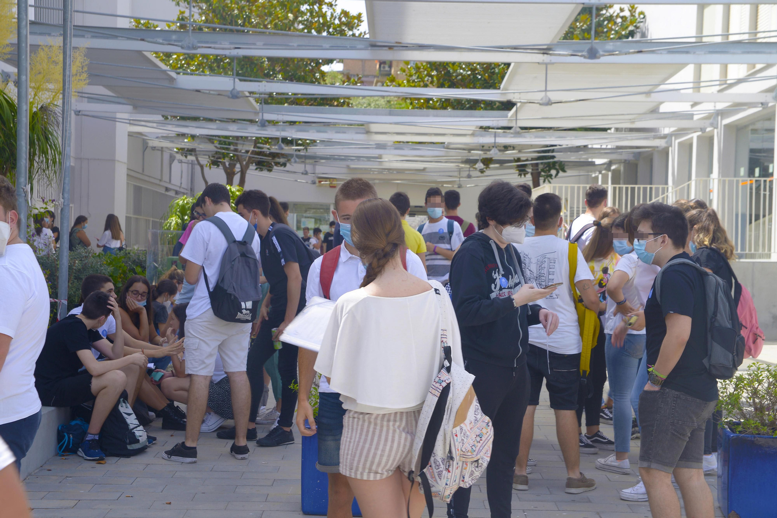 Alumnos, antes de sus exámenes de selectividad en Algeciras.