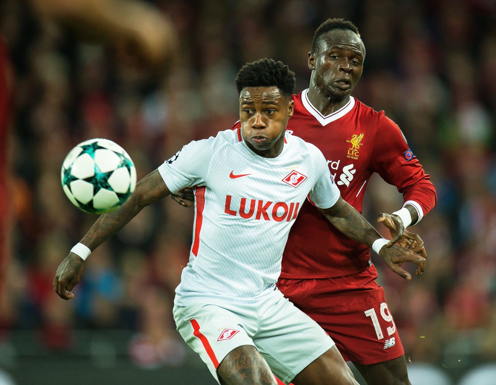 Promes controla un balón ante Mané en un Liverpool-Spartak.