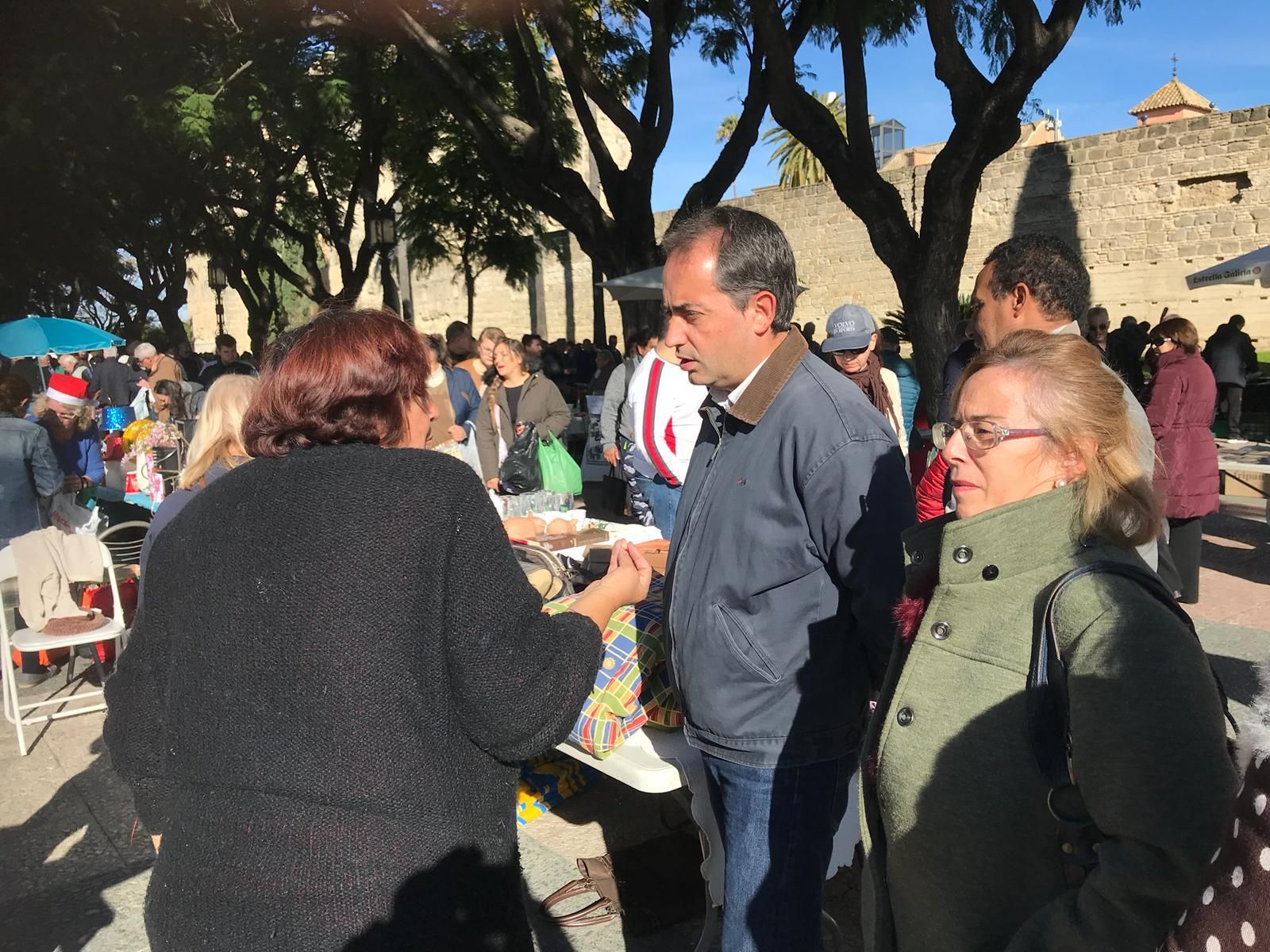 Saldaña y López, durante su visita al rastrillo de la Alameda Vieja.