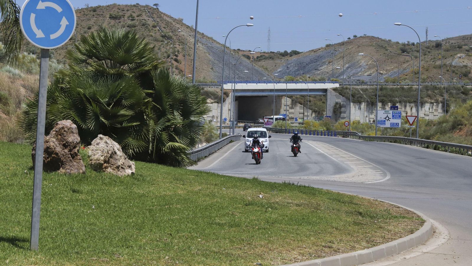 Rotonda con el enlace de la hiperronda al fondo y sin paso peatonal.