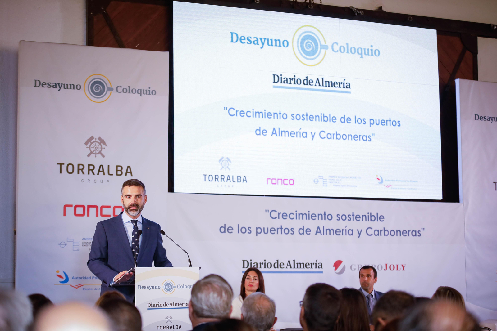 Imágenes del desayuno informativo