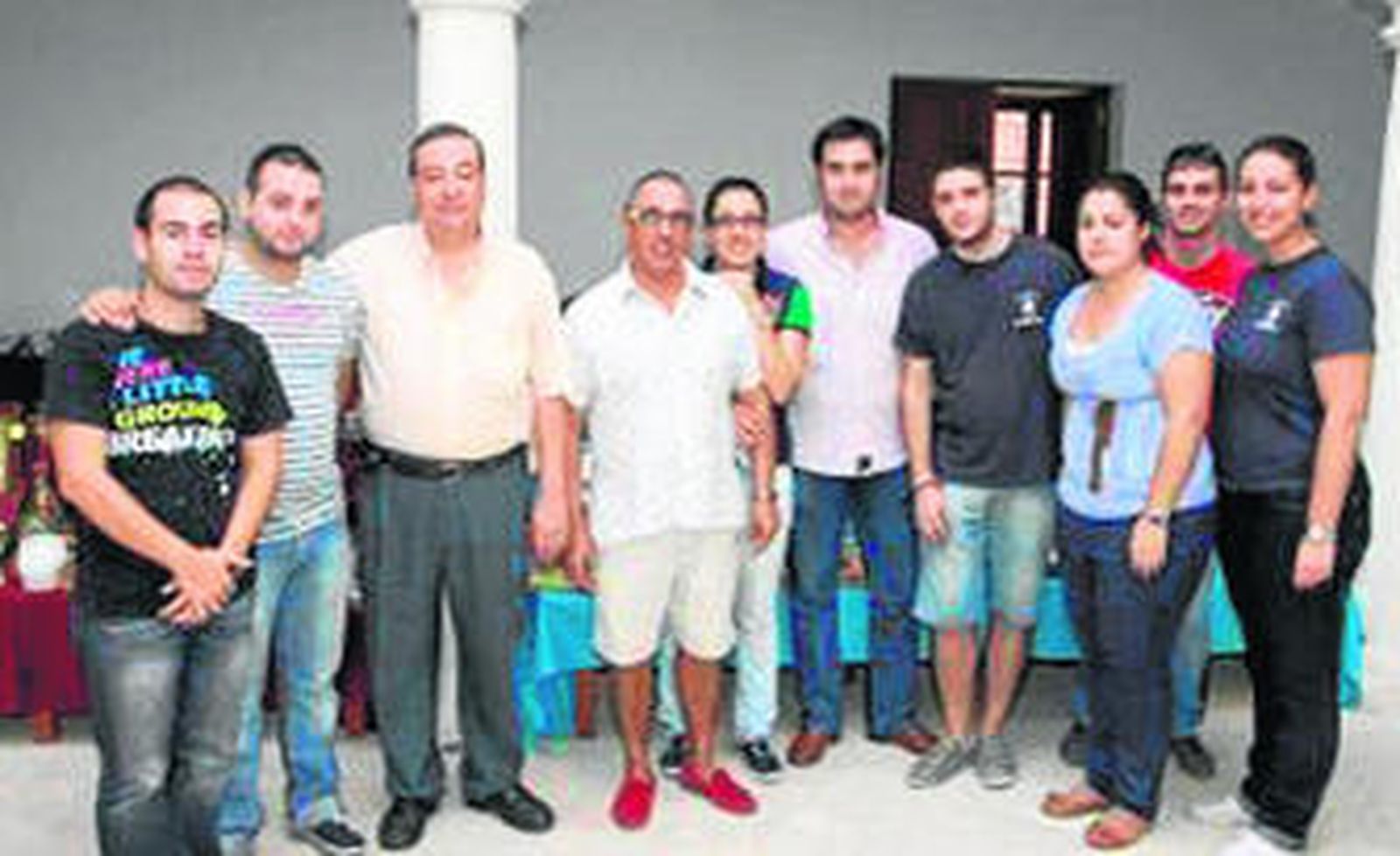 Jóvenes cofrades junto a José Antonio Miras y Enrique Marín, actual y anterior hermano mayor.