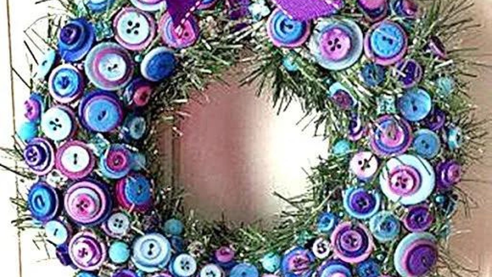 Corona de Navidad con botones.