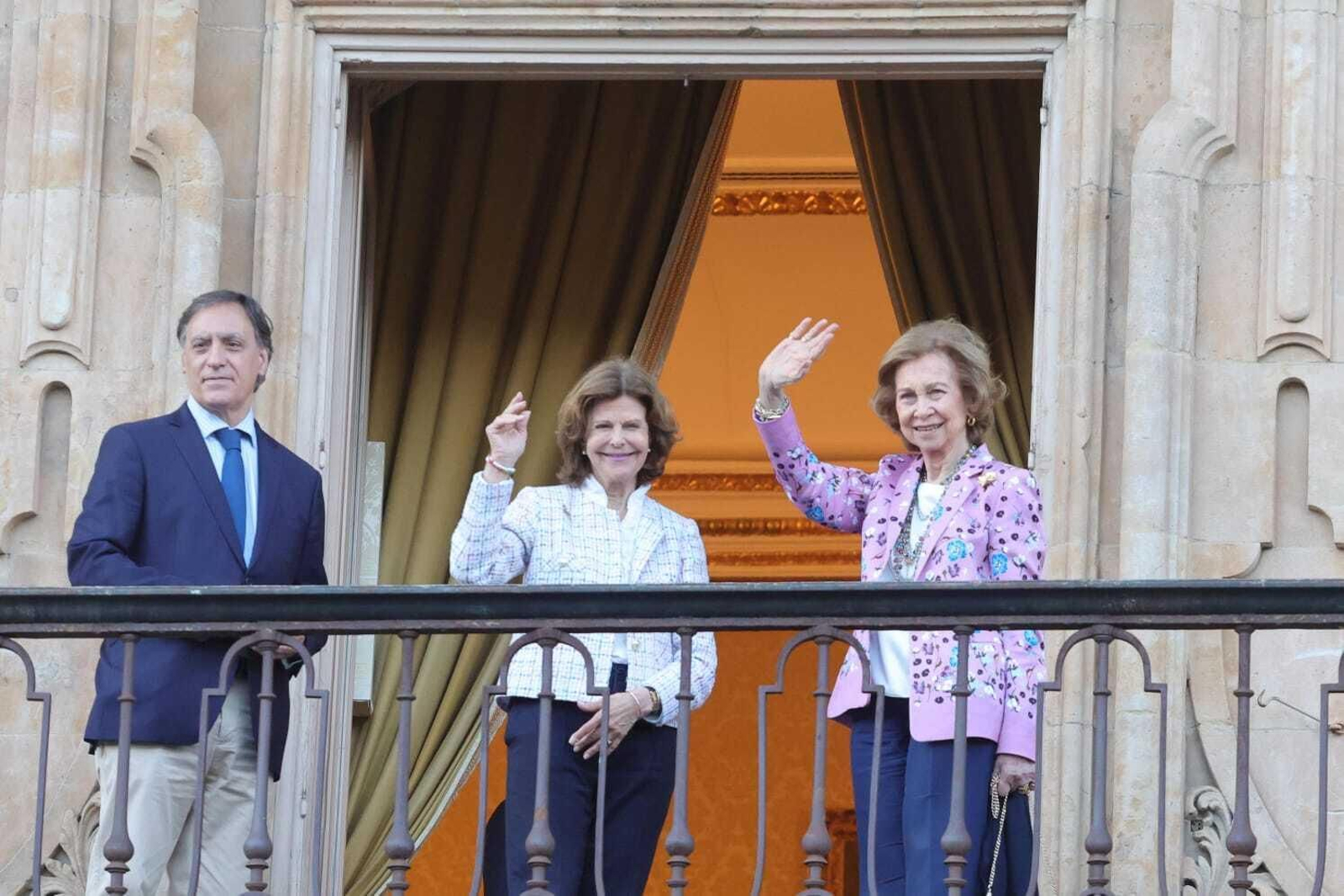 Las reinas saludan desde el balcón consistorial de Salamanca.