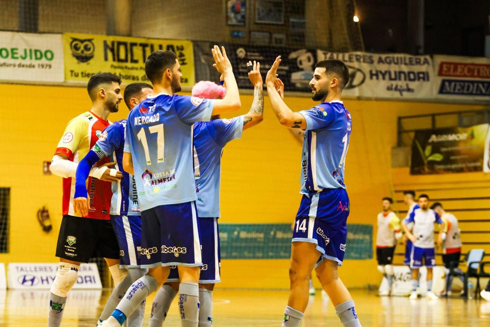 Los celestes celebran uno de sus goles durante su encuentro de la pasada jornada disputado en tierras ejidenses.