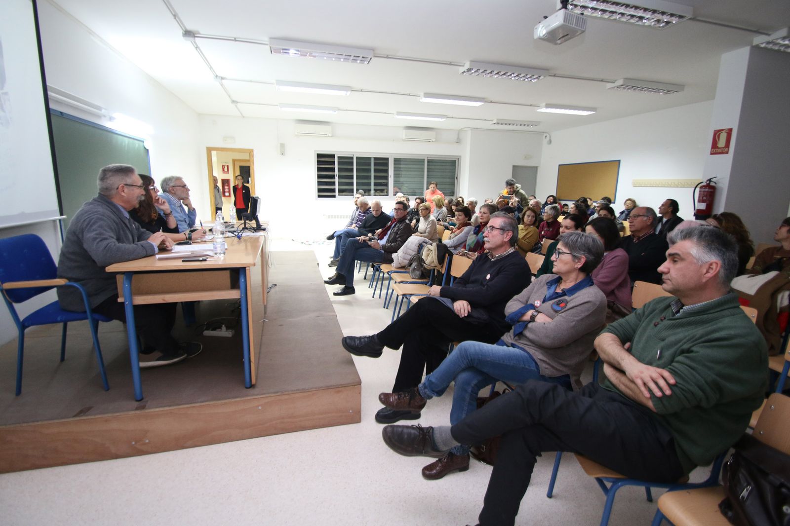 Marea Blanca se presenta ante la sociedad almeriense en el IES Alhamilla