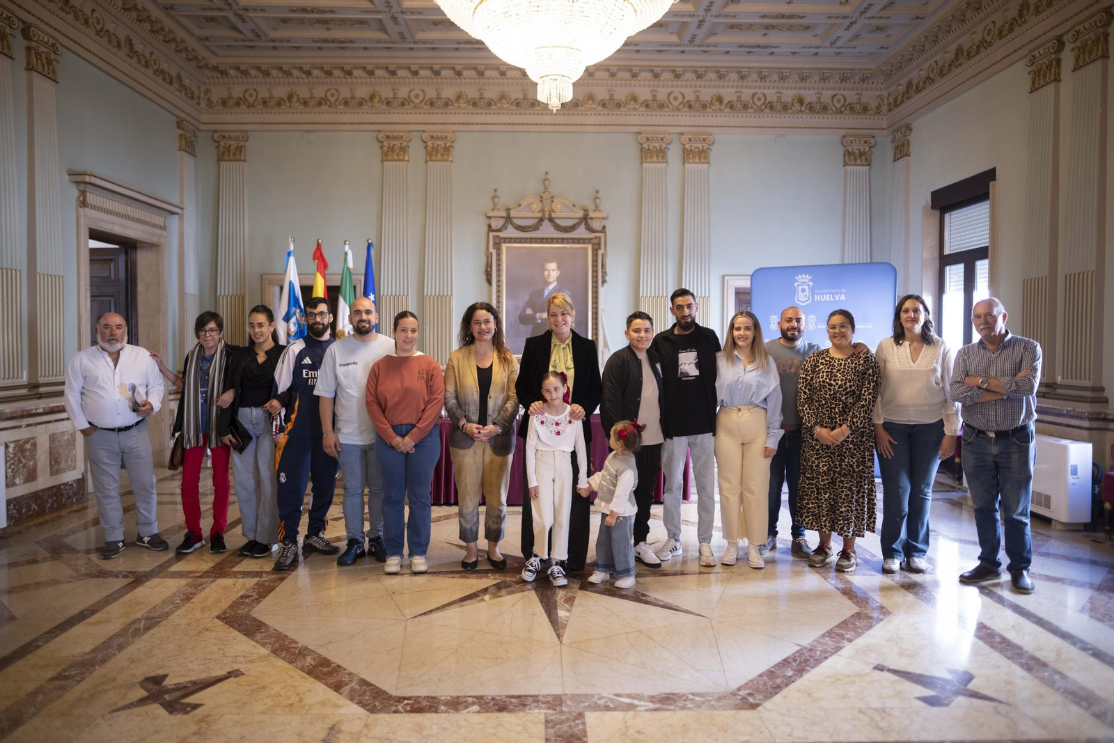 La alcaldesa con los beneficiados con el alquiler de viviendas sociales.