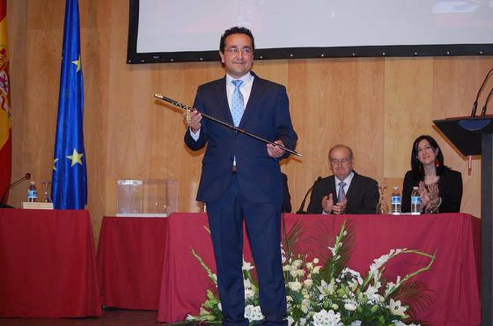 Jesús Rojano (PSOE) toma la vara de mando en Baena. Foto: Sara Núñez