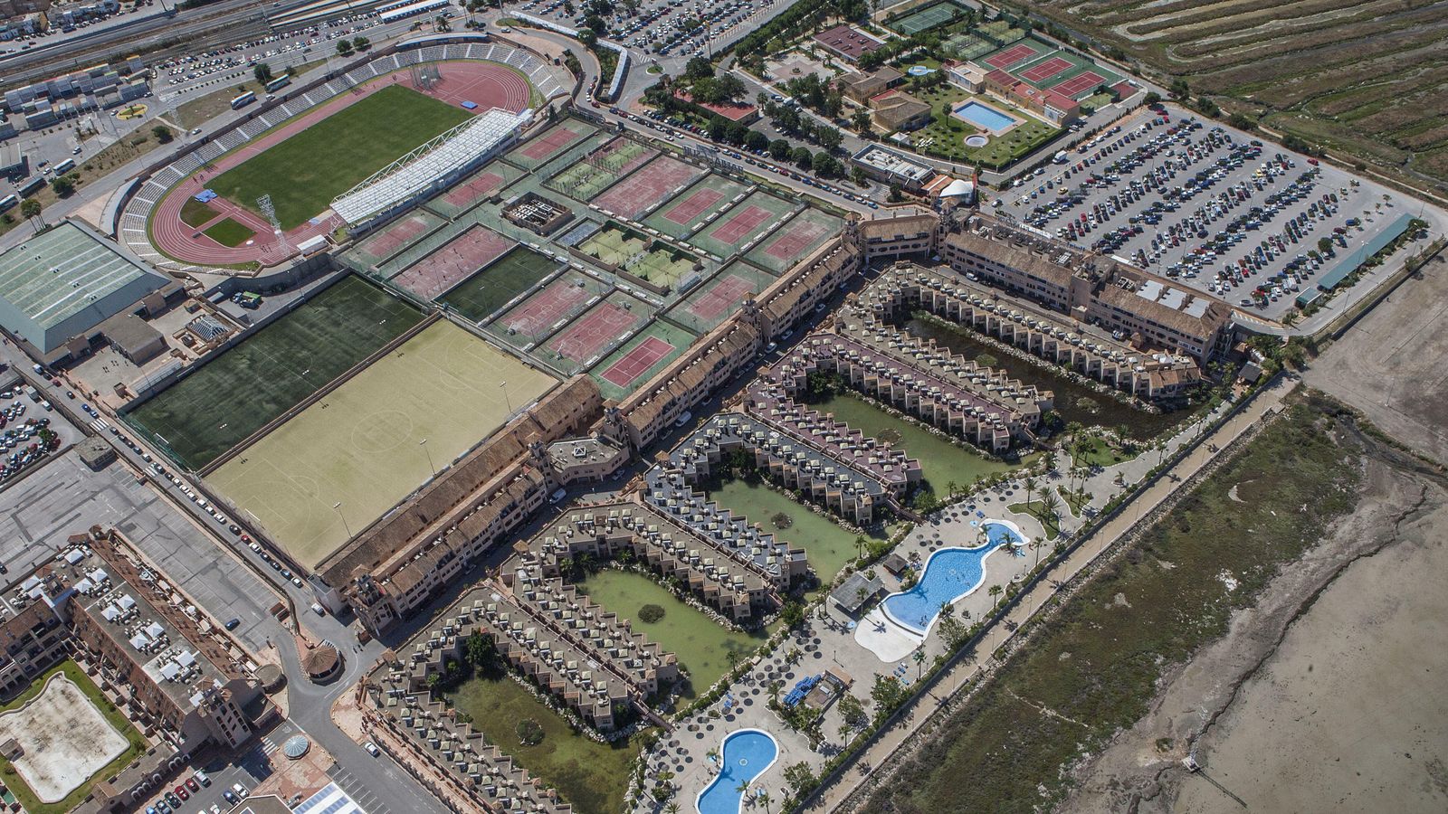 Vista aérea del centro comercial de Bahía Sur en San Fernando.