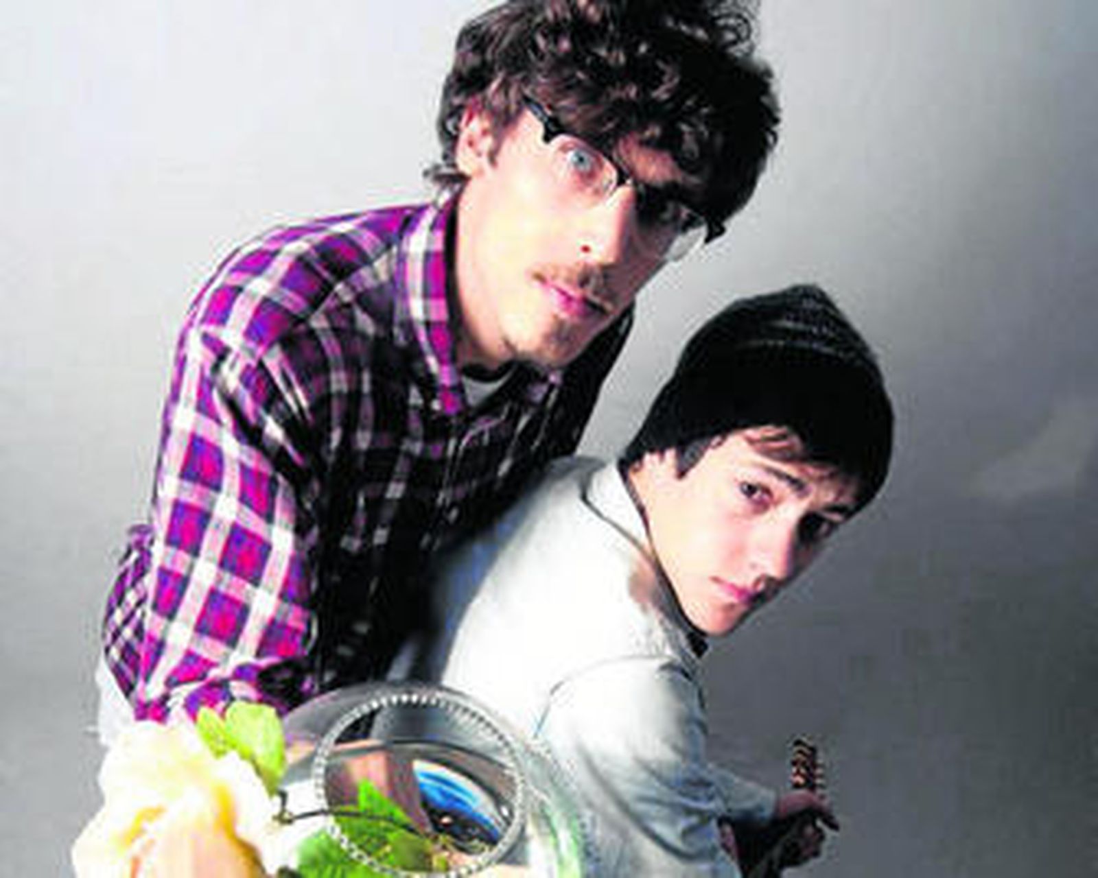 La banda Estévez forma de Discos Cabaña, que tiene una visión alternativa de la relación entre arte e industria