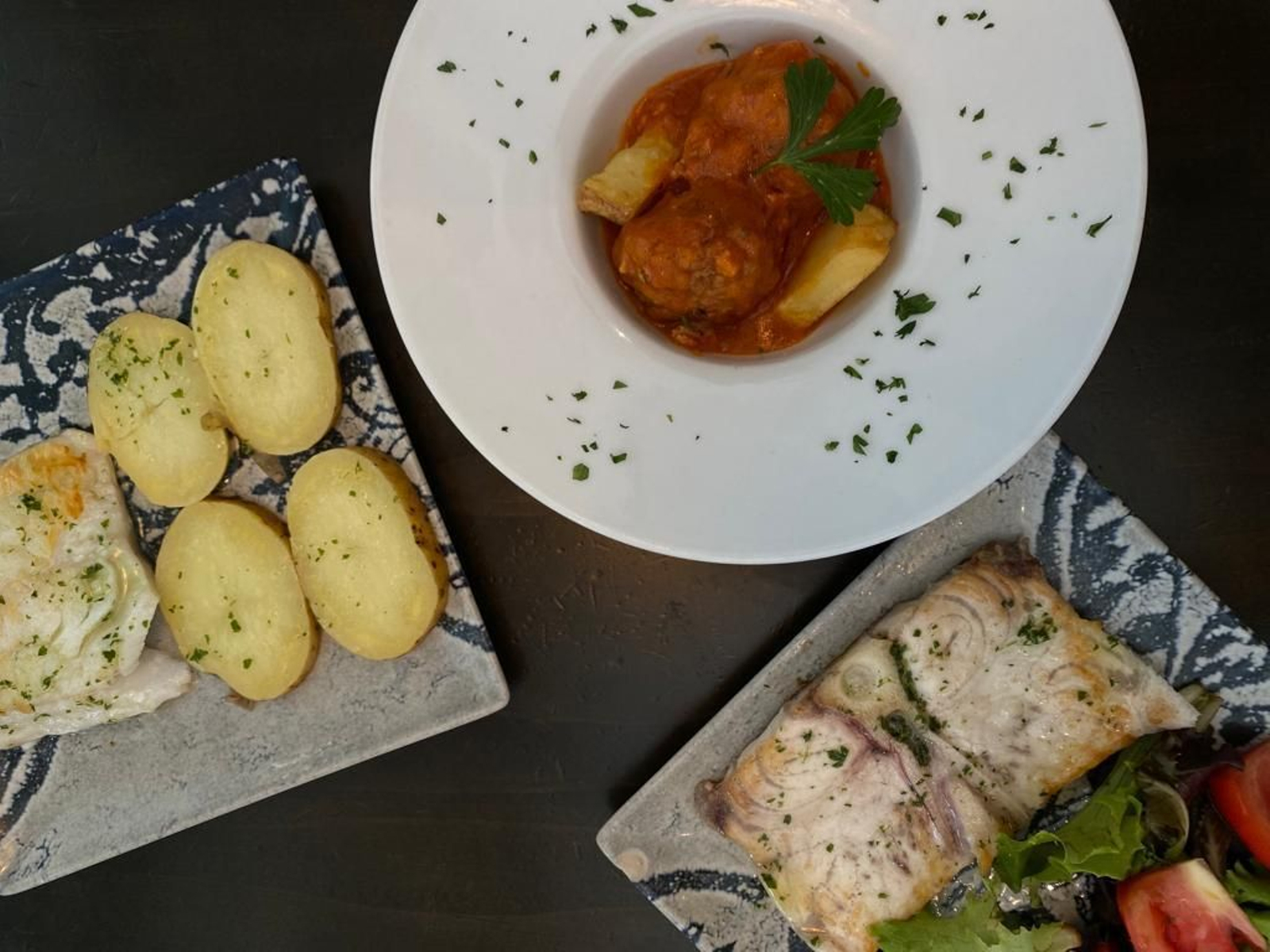 Albóndigas a la jardinera, bacalao con ajo y perejil y aguja a la plancha del restaurante Delmos